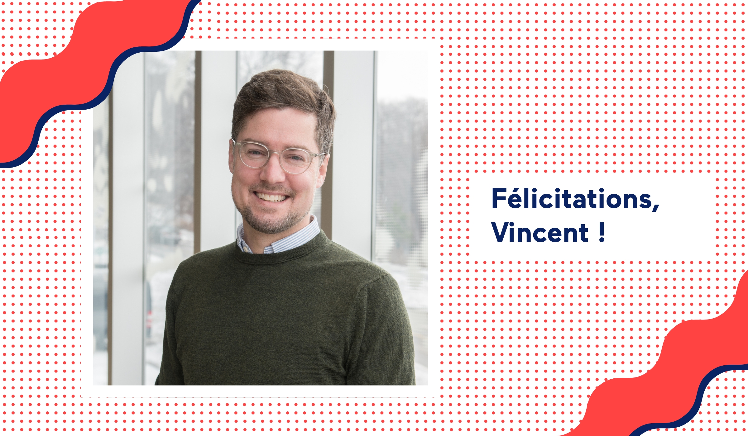 Photo de Vincent Larivière sur fond rouge. Il est écrit « Félicitations Vincent ! » en bleu.